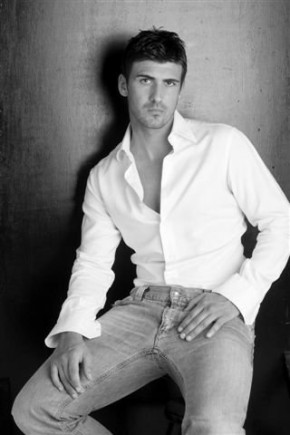 AUGUSTO DE MEGNI A DM: LA MARCUZZI SI E’ ROTTA LE SCATOLE DI QUELLA STALLA DI MAIALI. CI MANCA SOLO UN CONDUTTORE IN CANOTTIERA CHE RUTTI. ENDEMOL NON SI FA RICATTARE DA UN VENTENNE COME RUDOLF