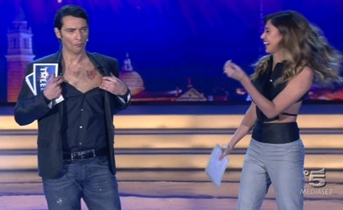 BELEN TORNA “CASTA” A ITALIA’S GOT TALENT. MA SIMONE ANNICCHIARICO… SCOPRE LA FARFALLINA!