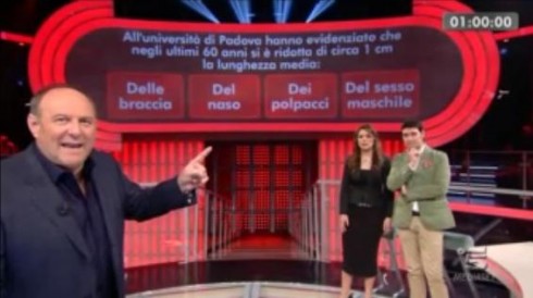 DOMANDA ‘CAZZUTA’ A THE MONEY DROP: NEGLI ULTIMI 60 ANNI SI E’ RIDOTTA DI UN CENTIMETRO LA LUNGHEZZA DEL..