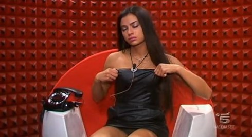 CARRAMBA CHE ORRORE: AL GF LE VIOLENZE PATERNE SUBITE DA VALENTINA. LA GENIALE TROVATA: TE LO PASSIAMO AL TELEFONO!