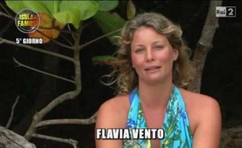 ISOLA DEI FAMOSI 9, VALERIA MARINI ALLA VENTO: “TU SEI PROPRIO MATTA”. E FLAVIA MEDITA QUERELE E ABBANDONO