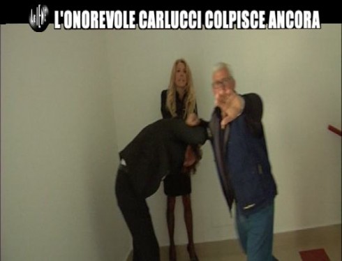 LE IENE: GABRIELLA CARLUCCI PRENDE PER I CAPELLI L’INVIATO FILIPPO ROMA