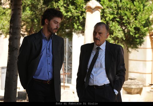 ASCOLTI TV DI GIOVEDI 8 MARZO 2012: IL GIOVANE MONTALBANO CALA MA STRAVINCE (6.6MLN – 25.6%). L’ISOLA INGRANA (3.5MLN – 15.72%) E STACCA LE IENE (12.03%) E CENTOVETRINE (10.45%). UOMINI E DONNE AL 25%, AMICI AL 20%