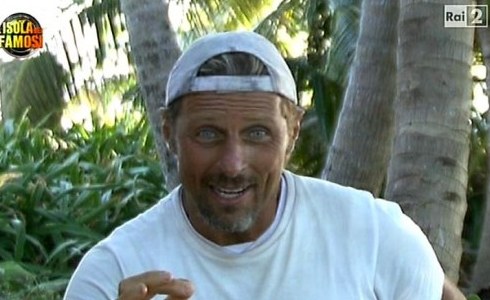 ISOLA DEI FAMOSI 9: MAX BERTOLANI CI RIPENSA E RESTA IN HONDURAS