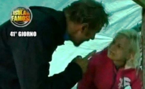 ISOLA DEI FAMOSI: LA ‘PROVA TV’ RENDE GIUSTIZIA ALLA ELIA. BERTOLANI COACH SULL’ORLO DI UNA CRISI DI NERVI
