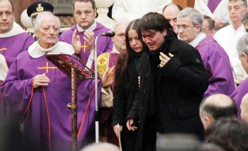 FUNERALI LUCIO DALLA, OSSERVATORIO MINORI BACCHETTA I MEDIA: ‘OLTRE LA LINEA DI DEMARCAZIONE DELLA PIETA’ DOVUTA AD UN DEFUNTO’