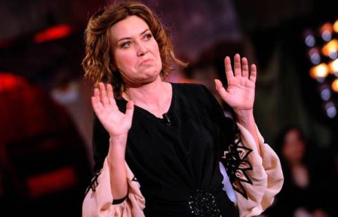 UN DUE TRE STELLA: SABINA GUZZANTI RINNEGA LA VERA SATIRA E DELUDE AL SUO ESORDIO SU LA7