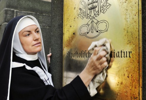 ASCOLTI TV DI DOMENICA 8 APRILE 2012: SUOR PASCALINA SFIORA IL 19% (4.4MLN), IL COSMO SUL COMO’ SI FERMA AL 13%. IL MOTO GP DEL QATAR AL 19.46%