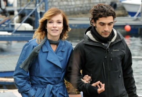 ASCOLTI TV DI LUNEDI 16 APRILE 2012: UNA GRANDE FAMIGLIA SFONDA IL TETTO DEI 7 MILIONI (26.3%). PER SCHERZI A PARTE SOLO 4.6 MLN (19.93%). FLOP PER EVA RICCOBONO (3.94%)