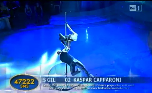 BALLANDO CON TE SI FA HOT CON LA POLE DANCE DI ANDRES GIL E KASPAR CAPPARONI