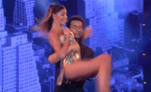 BELEN FUORI DI TETTA AD AMICI 11 (FOTO)