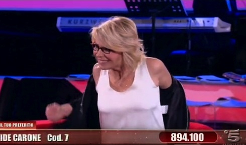 AMICI 11: GARKO DURANTE LA STRIP-INTERVISTA CHIEDE “AMICI VA SU SKY?” MA MARIA DE FILIPPI TACE E SI SPOGLIA