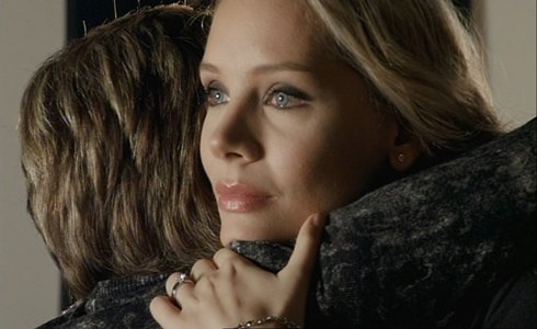 LE TRE ROSE DI EVA: ALESSANDRO LOTTA TRA LA VITA E LA MORTE, MENTRE VIOLA ASPETTA UN BAMBINO DA LUI