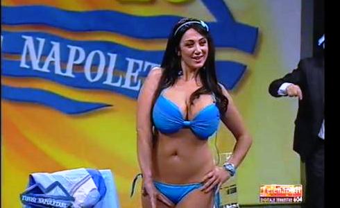 MARIKA FRUSCIO E LO STRIP PER IL NAPOLI (VIDEO)