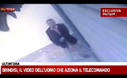 ATTENTATO DI BRINDISI: ECCO IL VIDEO DEL KILLER. GLI AMICI DI MELISSA CONTRO LA TV DEL DOLORE