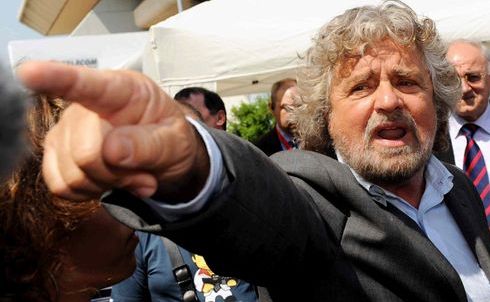 SERVIZIO PUBBLICO RACCONTA ‘L’ANNO DEL GRILLO’. STASERA LO SPECIALE IN ONDA SU CIELO