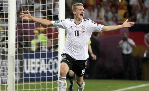 ASCOLTI TV DI DOMENICA 17 GIUGNO 2012: MENO DI 5MLN PER DANIMARCA-GERMANIA (22.7%), CANALE5 SPROFONDA SOTTO IL 10%. BOOM PORTOGALLO-OLANDA SU RAISPORT1 (8.15%) E MOTO GP (27%)