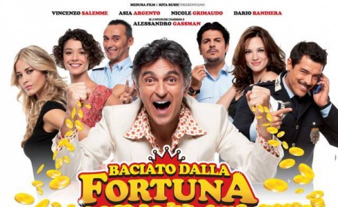 ASCOLTI SATELLITE DI LUNEDI 23 LUGLIO 2012: BENE ‘BACIATO DALLA FORTUNA’ CHE SFIORA I 450.000 SPETTATORI