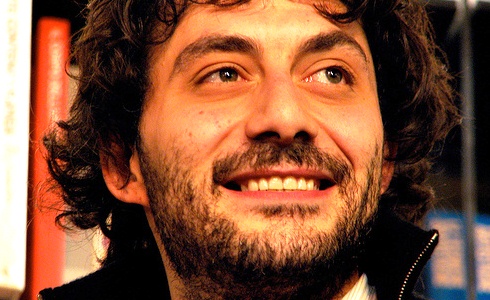 FILIPPO TIMI PROTAGONISTA DELLA SERIE SKY I DELITTI DEL BARLUME