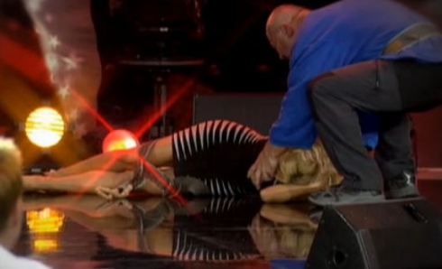 MICHELLE HUNZIKER CADE E SI FA MALE AL “CULET” NELLA GERMANIA DI ANGELA MERKEL