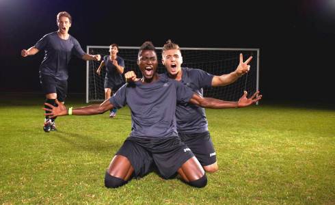 CALCIATORI – GIOVANI SPERANZE PRONTI AL DEBUTTO SU MTV. GIA’ IN RETE I GIOCATORI SOTTO LE DOCCE