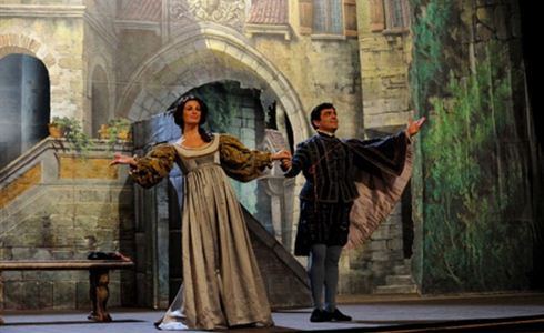 CARUSO, LA VOCE DELL’AMORE: SU RAI1 LA MINISERIE CON GIANLUCA TERRANOVA, VANESSA INCONTRADA E MARTINA STELLA