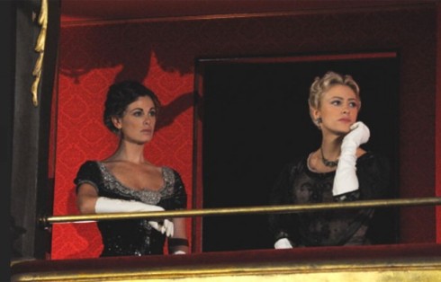 ASCOLTI TV DI LUNEDI 24 SETTEMBRE 2012: CARUSO (5,7 MLN – 20.76%) SUPERA SQUADRA ANTIMAFIA (4,9 MLN – 18%). 7,1 MLN PER IL DEBUTTO DI STRISCIA (25%), LONTANI I PACCHI (14.61%). IL TG5 DELLE 20 SOPRA IL TG1