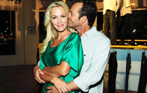 LUKE PERRY E JENNIE GARTH VENT’ANNI DOPO BEVERLY HILLS 90210 DI NUOVO INSIEME PER UNA SITCOM