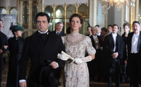 ASCOLTI TV DI DOMENICA 23 SETTEMBRE 2012: CARUSO CONVINCE CON 5,5 MLN (22.89%). CADO DALLE NUBI AL 15.39%, NCIS SFIORA I 3 MLN. LA FORMULA 1 AL 36.88%. SOLO IL 6.56% PER QUELLI CHE