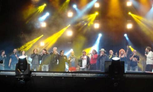 ITALIA LOVES EMILIA: IL CONDUTTORE CATTELAN CRITICATO SU TWITTER MA IL CONCERTONE E’ UN SUCCESSO