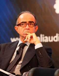 GIANCARLO LEONE ATTACCA: A MEDIASET SEMPRE GLI STESSI CONDUTTORI, REPLICANO LE TRASMISSIONI FINO A DISTRUGGERLE