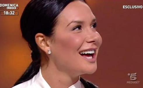 NICOLE MINETTI A DOMENICA LIVE: “PERCHE’ DOVREI DIMETTERMI?”. ALESSIO VINCI LA STUZZICA E LEI: “SEI BACCHETTONE”