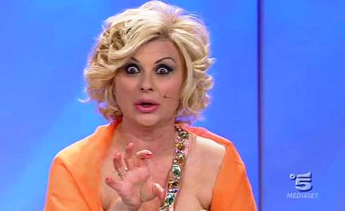 UOMINI E DONNE: MA SE TINA CIPOLLARI NON FA PIU’ LA VAMP PERCHE’ CONTINUA A VESTIRSI DA PRINCIPESSA?