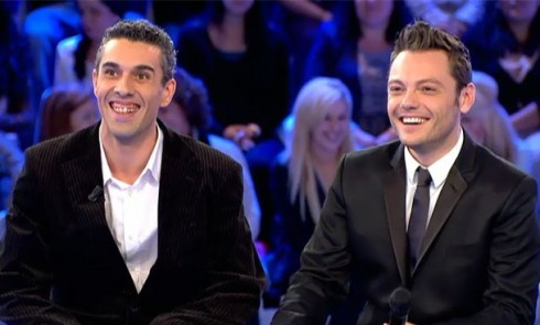 AL C’E’ POSTA PER TE SPAGNOLO TIZIANO FERRO SCHERZA SUL SUO FIDANZATO E FA DA “TESTIMONE” AD UNA COPPIA GAY