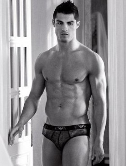 TI LASCIO UNA CANZONE VS C’E’ POSTA: CRISTIANO RONALDO ED EMMA ALLA CORTE DELLA DE FILIPPI. VANONI E BELLI DALLA CLERICI