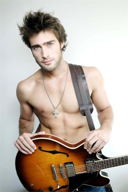 TI LASCIO UNA CANZONE VS C’E’ POSTA: ALESSANDRA AMOROSO E GIGI D’ALESSIO SU CANALE5. LA CLERICI PUNTA SU RODRIGO