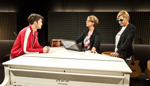 X FACTOR 6: SIMONA VENTURA ASSEGNA I NUOVI BRANI E MEDITA “VENDETTA”