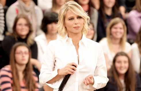 LA SCIMMIA ‘RISORGE’ AD AMICI. MARIA DE FILIPPI RIUSCIRA’ A SALVARE LO SHOW?