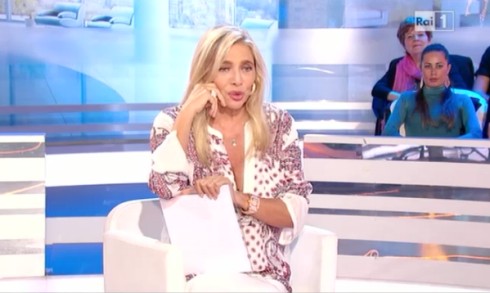 MARA VENIER CONFESSA: “DA RAGAZZA SONO STATA VITTIMA DI UNO STALKER”