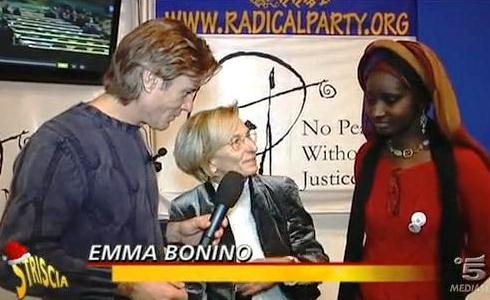 STRISCIA CELEBRA LA VITTORIA RADICALE CONTRO LA BARBARIE DELLE MUTILAZIONI GENITALI