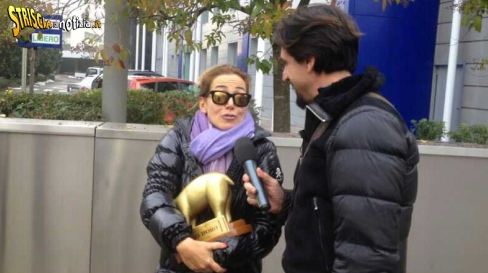 STRISCIA LA NOTIZIA: TAPIRO D’ORO A MARIA CARMELA PER L’INTERVISTA A BERLUSCONI