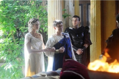 ASCOLTI TV DI MARTEDI 4 DICEMBRE 2012: SANTA BARBARA VINCE CON 5,4 MLN E IL 20.14%. OTTIMO BALLARO’ AL 17.29%. MALE LE REPLICHE DI OGGI SPOSI E BRIGNANO