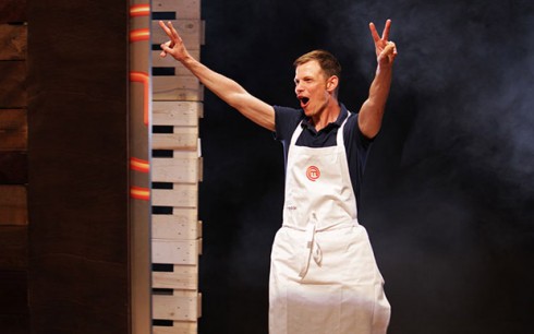 MASTERCHEF 2: ANDREA SI DIMOSTRA ABILE STRATEGA (E OTTIMO CUOCO). GIORGIO E LETIZIA ELIMINATI INSIEME A FEDERICO CHE PREPARA UN ‘PEZZO DI MERDA’