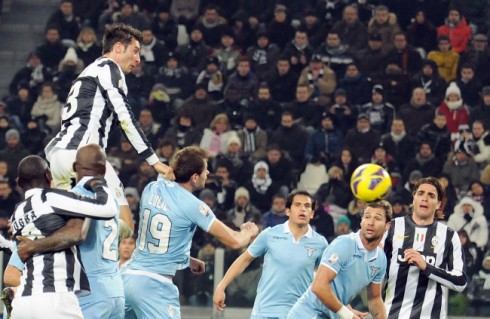 ASCOLTI TV DI MARTEDI 22 GENNAIO 2013: 6,7 MLN PER JUVE-LAZIO (22.5%). OTTIMO BALLARO’ AL 18%, LA BELLA SOCIETA’ SU CANALE5 AL 14.8%. FLOP ITALIA DOMANDA IN SECONDA SERATA (5.44%)