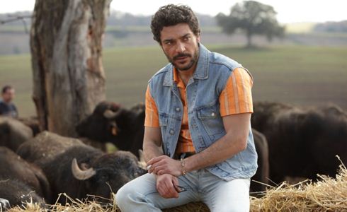 IL CLAN DEI CAMORRISTI: I CITTADINI DI AVERSA INSORGONO CONTRO LA FICTION