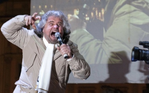 BEPPE GRILLO INFIAMMA PIAZZA SAN GIOVANNI E POLEMIZZA CON LE TROUPE TV. LA POLIZIA METTE ORDINE