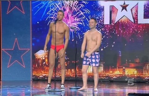 I MIGLIORI ANNI VS ITALIA’S GOT TALENT: ANNA OXA E ALESSANDRO SIANI DA CARLO CONTI, “VITTIMA SACRIFICALE” CONTRO LA CORAZZATA DI CANALE5