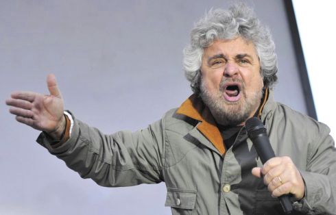 BEPPE GRILLO ALLONTANA UN OPERATORE DEL TG3 DAL SUO COMIZIO (MA QUELLO DI SKY NO) – VIDEO