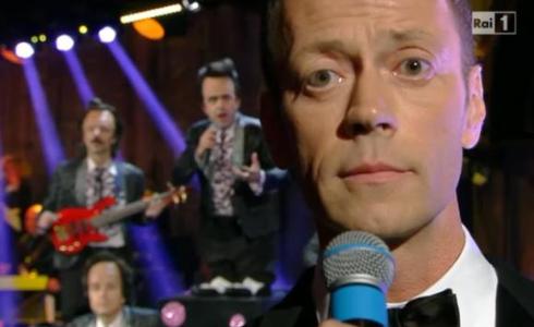 SANREMO 2013: ROCCO SIFFREDI RIGIDO SUL PALCO