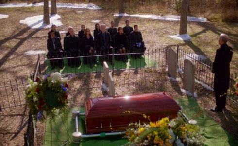 DALLAS HA DATO L’ADDIO A JR. IL SUO FUNERALE NELLA OTTAVA PUNTATA DELLA SECONDA STAGIONE